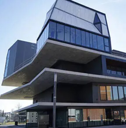DFAB HOUSE Tòa nhà độc đáo này được hoàn thành bởi một tập đoàn các công ty vào đầu năm 2019 và có trụ sở tại Thụy Sĩ. Tòa nhà DFAB 3 tầng cung cấp không gian 200 mét vuông. 