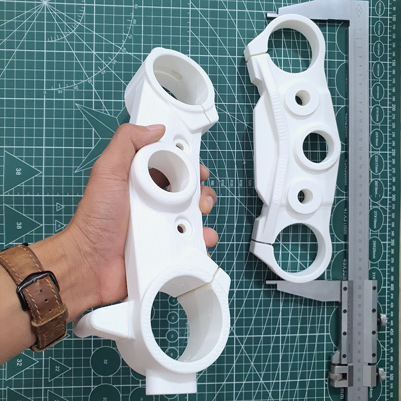 in 3D chi tiet may, nhựa màu trắng 