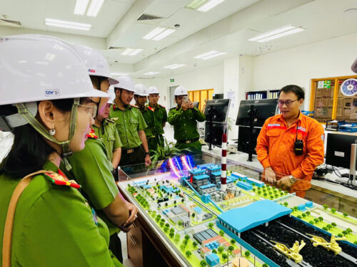 đoàn tham quan công an ghé thăm nhà máy nhiệt điện Duyên Hải 1